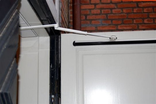 Automatisk døråbner - arm med fjedre.