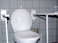 Toilet med armlæn.